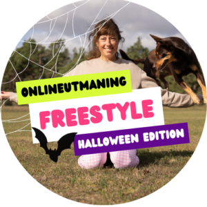 en kvinna sitter på knä och en hund av rasen kelpie hoppar över hennes utsträckta arm.